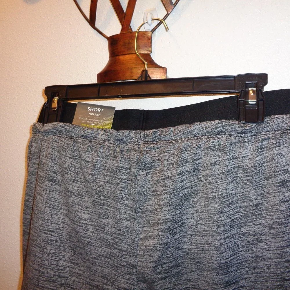TEK Gear Women's Active Shorts Size Medium NWT  Mid Rise